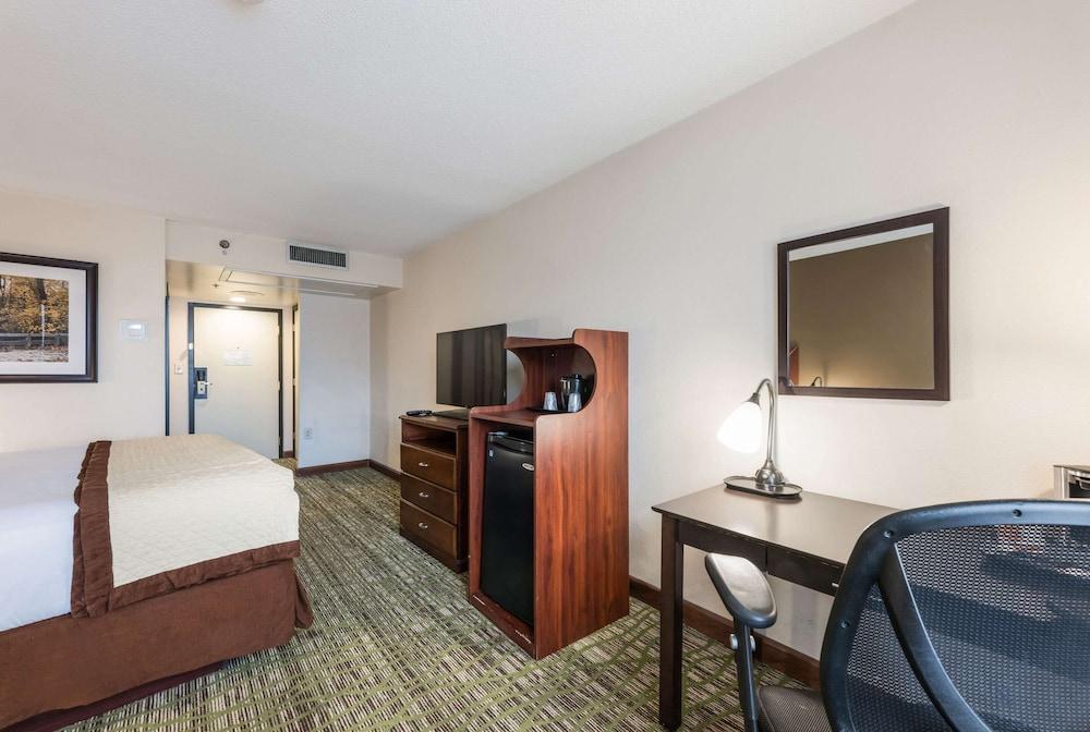 Clarion Hotel & Suites Mount Laurel Dış mekan fotoğraf